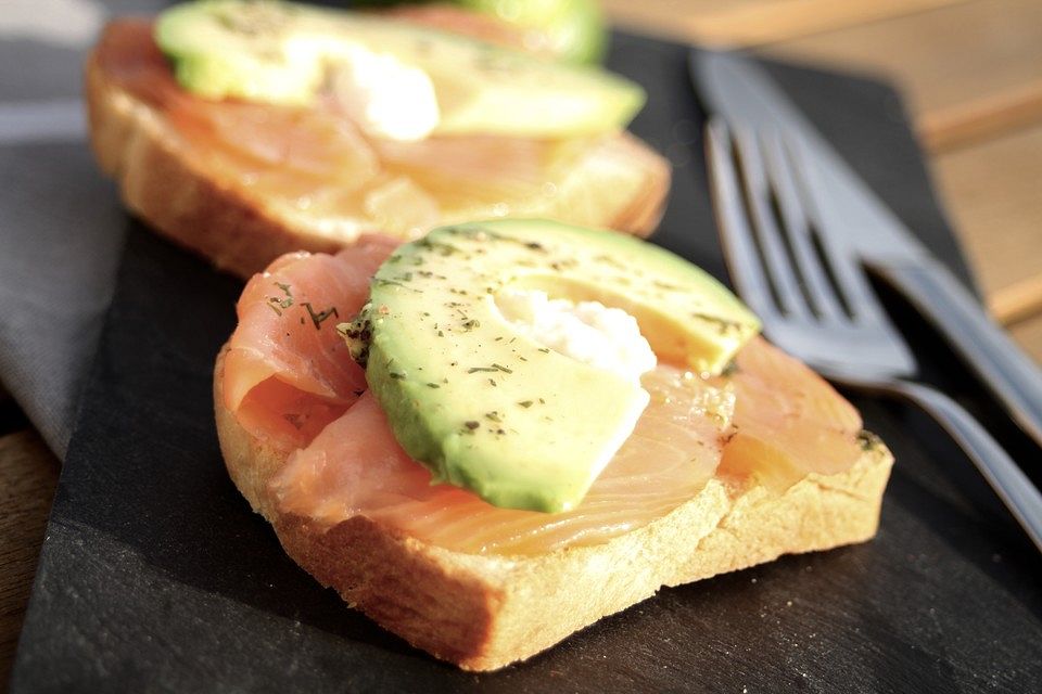 Lachs-Avocado-Toast