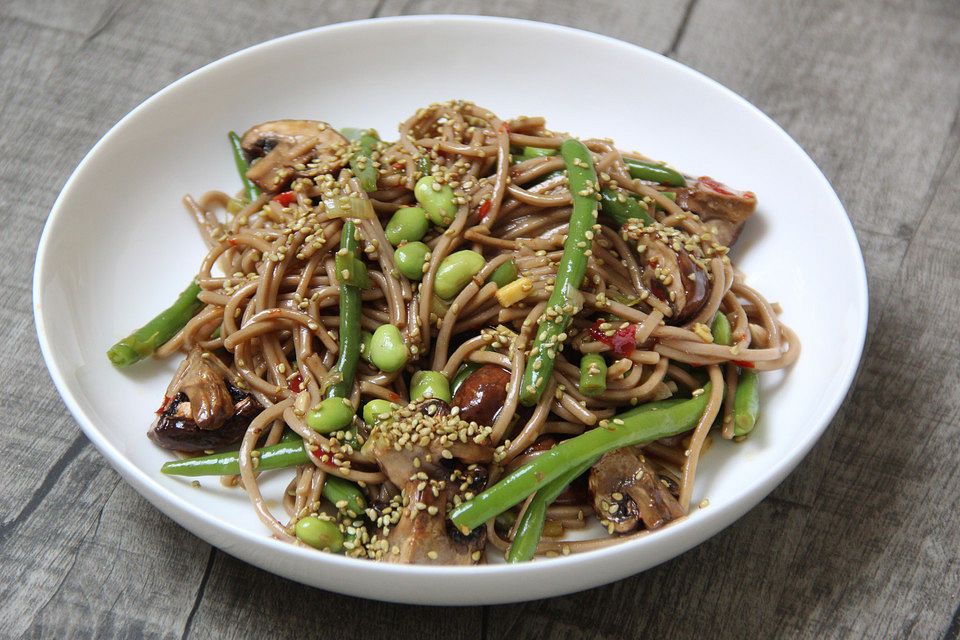 Sobanudelsalat mit Teriyaki-Pilzen