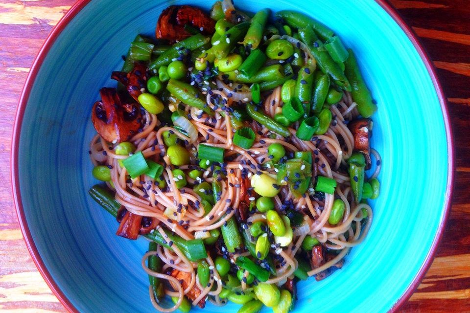 Sobanudelsalat mit Teriyaki-Pilzen