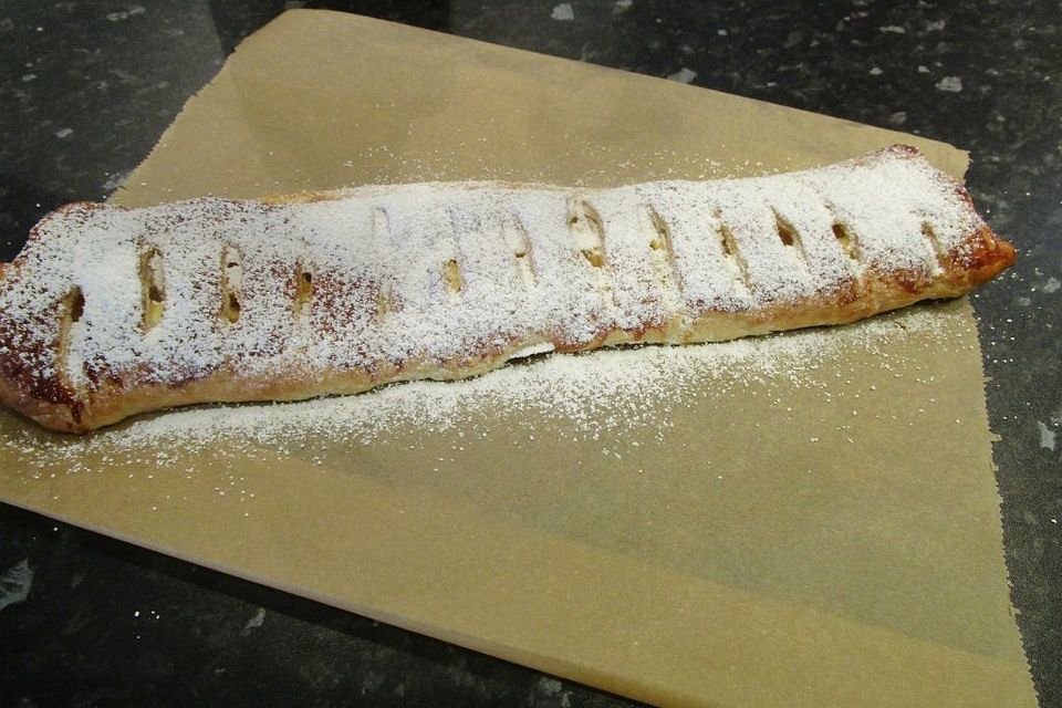 Blätterteigstrudel mit Birnen