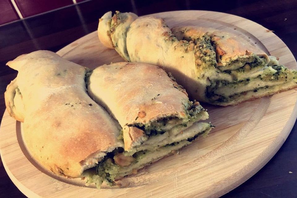 Pesto-Brot mit Basilikum