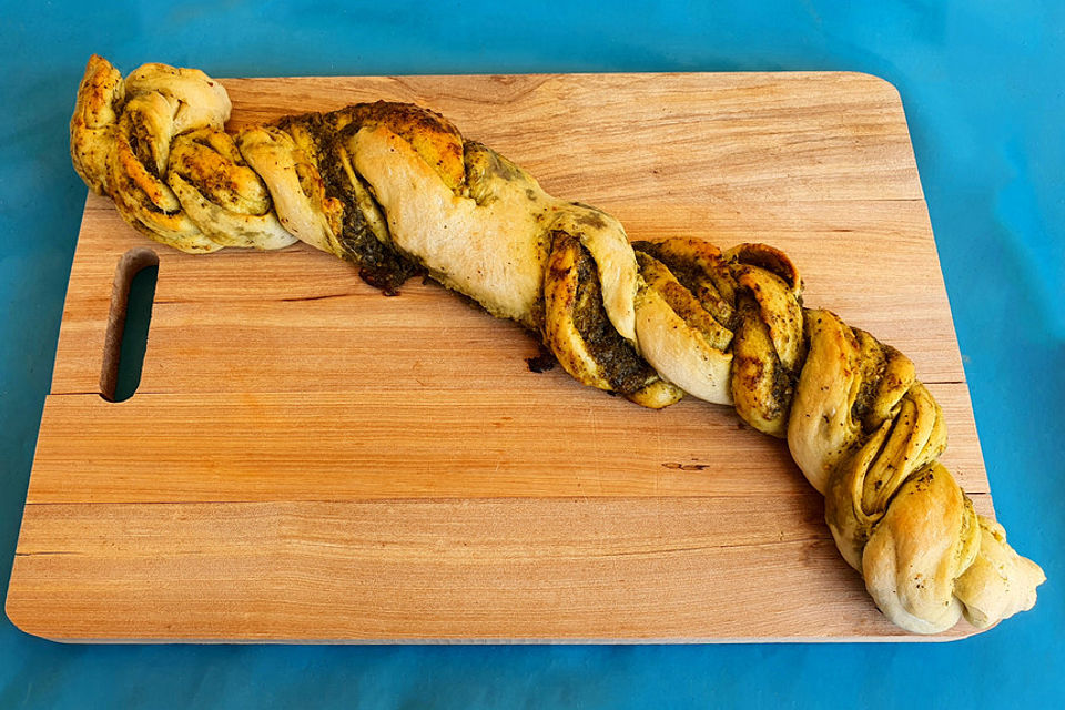 Pesto-Brot mit Basilikum