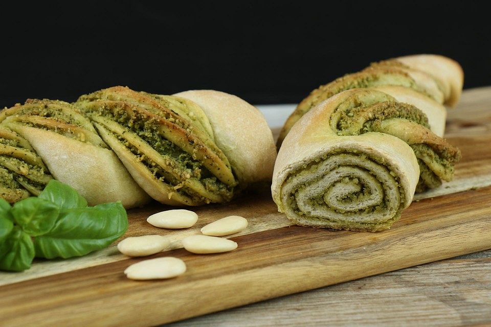 Pesto-Brot mit Basilikum