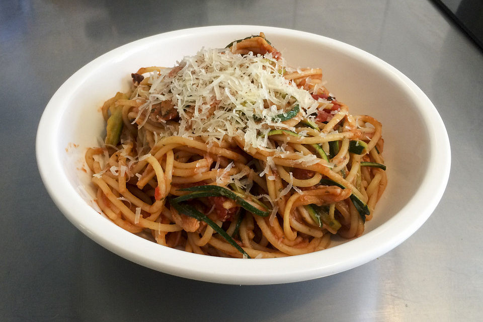 Zucchini-Spagetti mit Hähnchenstreifen