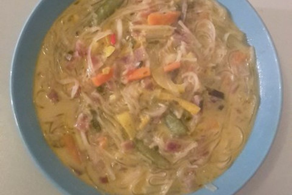 Asiatische Kokossuppe mit Glasnudeln