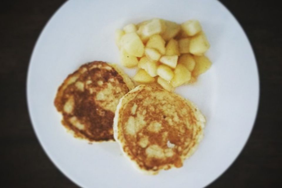 Einfache Pancakes mit Kokosflocken