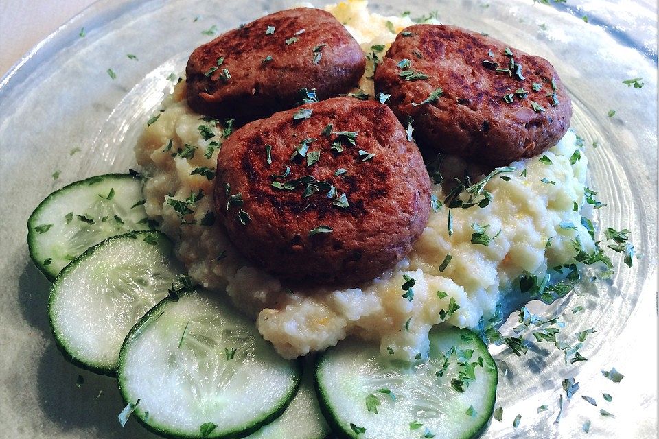 Thunfisch-Frikadellen auf Blumenkohlpüree