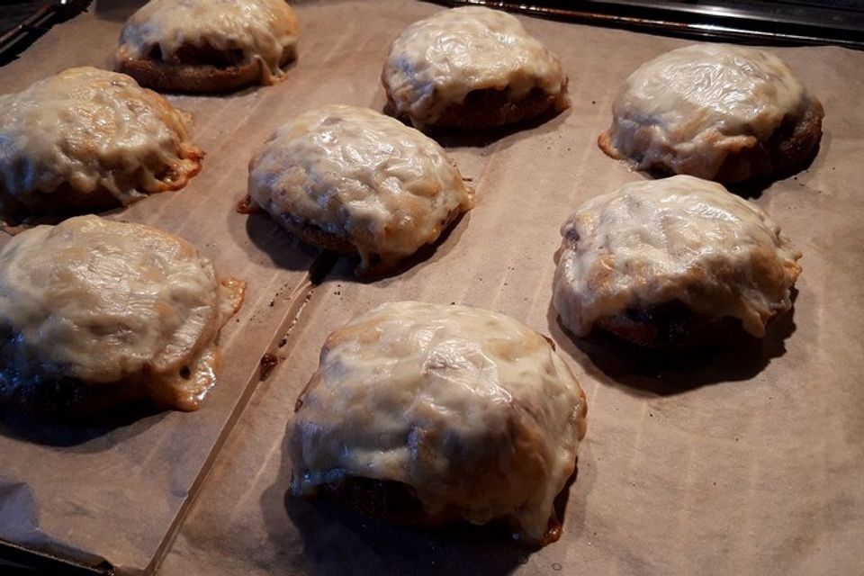 Gefüllte Hackfleischbrötchen deluxe