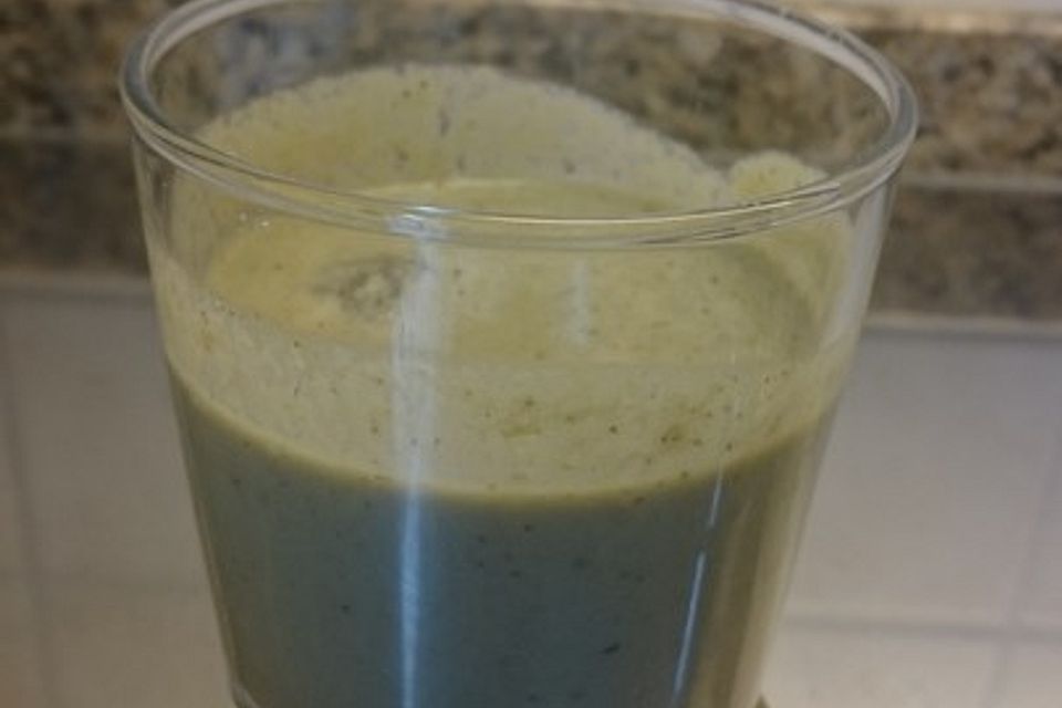 Grüner Smoothie mit Kokosmilch