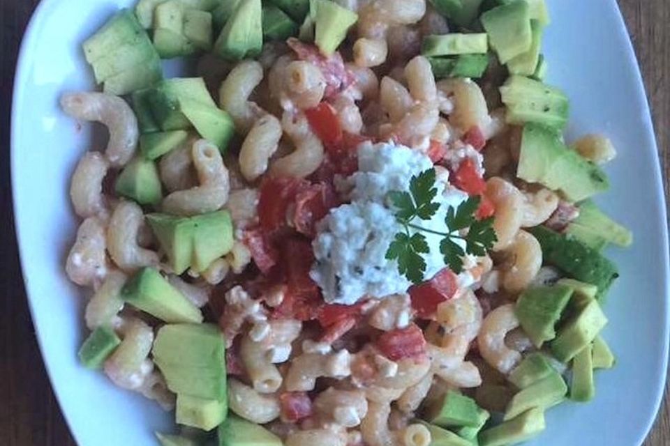 Sommerliche Avocado-Nudelpfanne