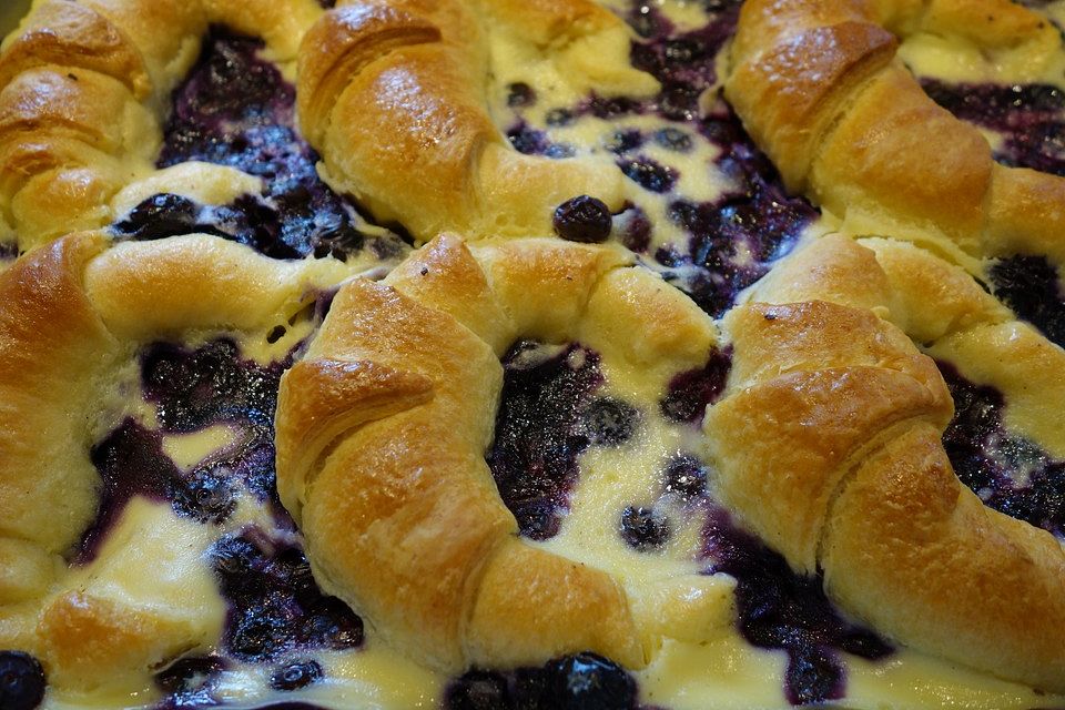 Blaubeer-Croissant-Auflauf