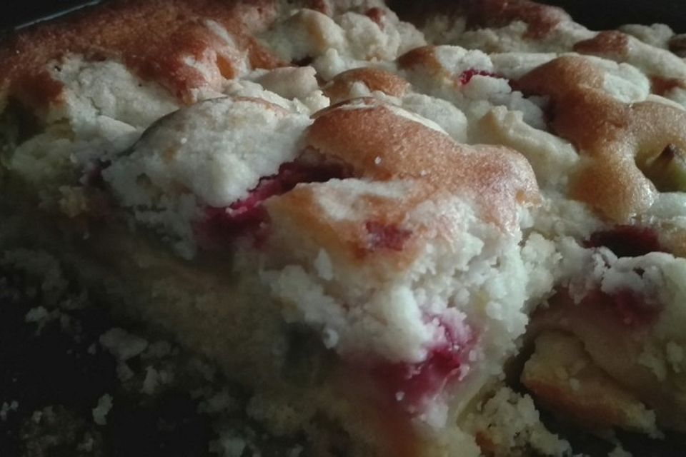 Erdbeer-Rhabarber-Streuselkuchen