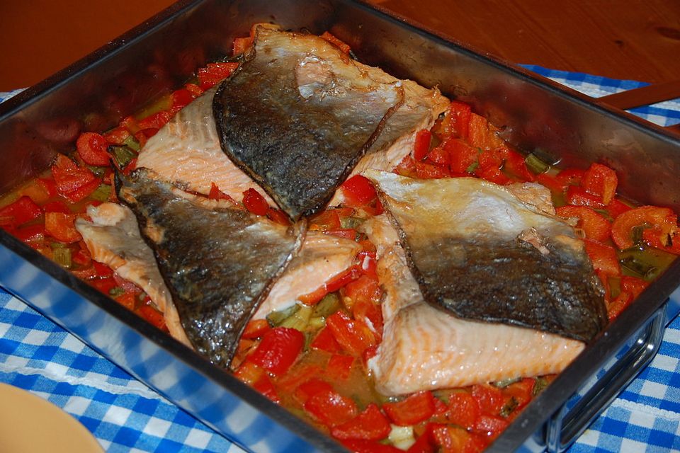 Knuspriger Lachs auf Gemüsebett