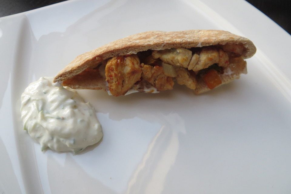 Gefüllte Pitataschen mit Tzatziki