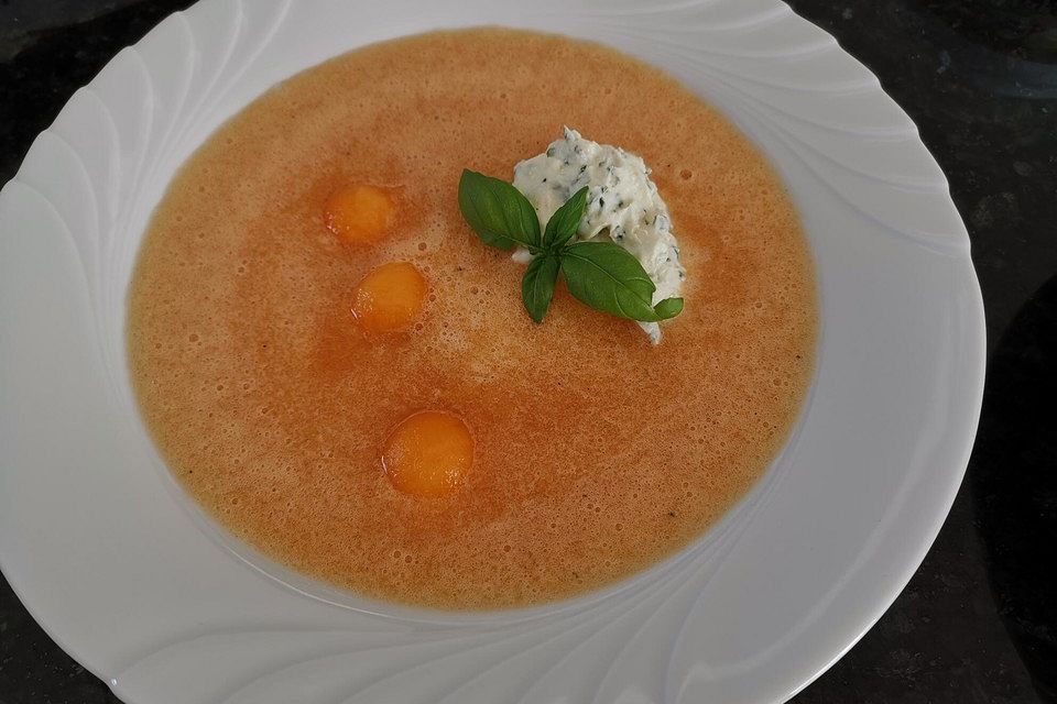 Melonenkaltschale mit Basilikumjoghurt