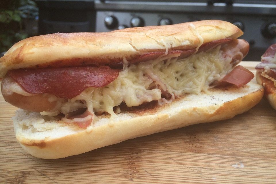 Pizza Hotdog vom Grill