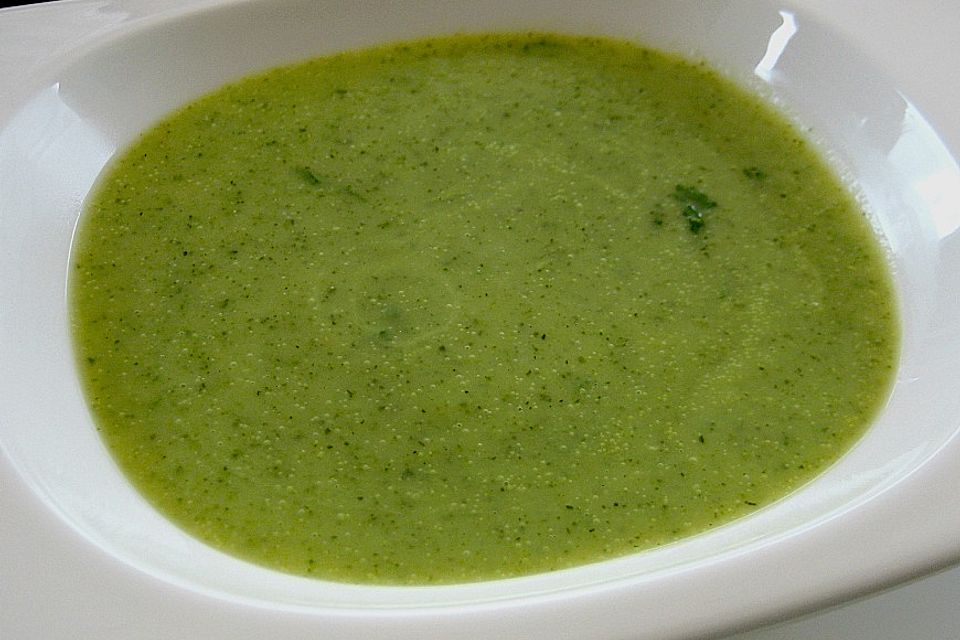 Zucchinicremesuppe mit Basilikum