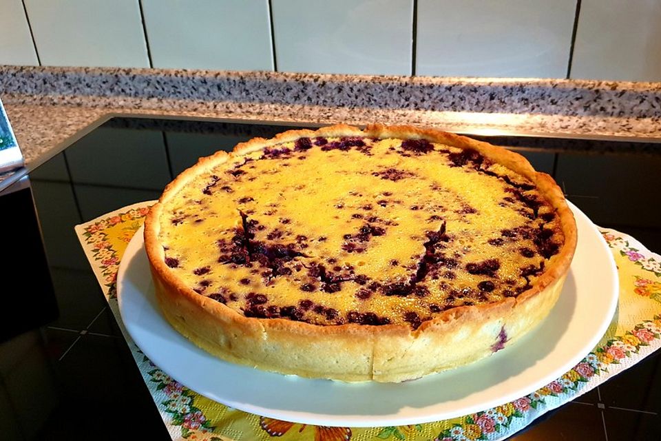 Saftiger Heidelbeerkuchen mit Eierlikörguss