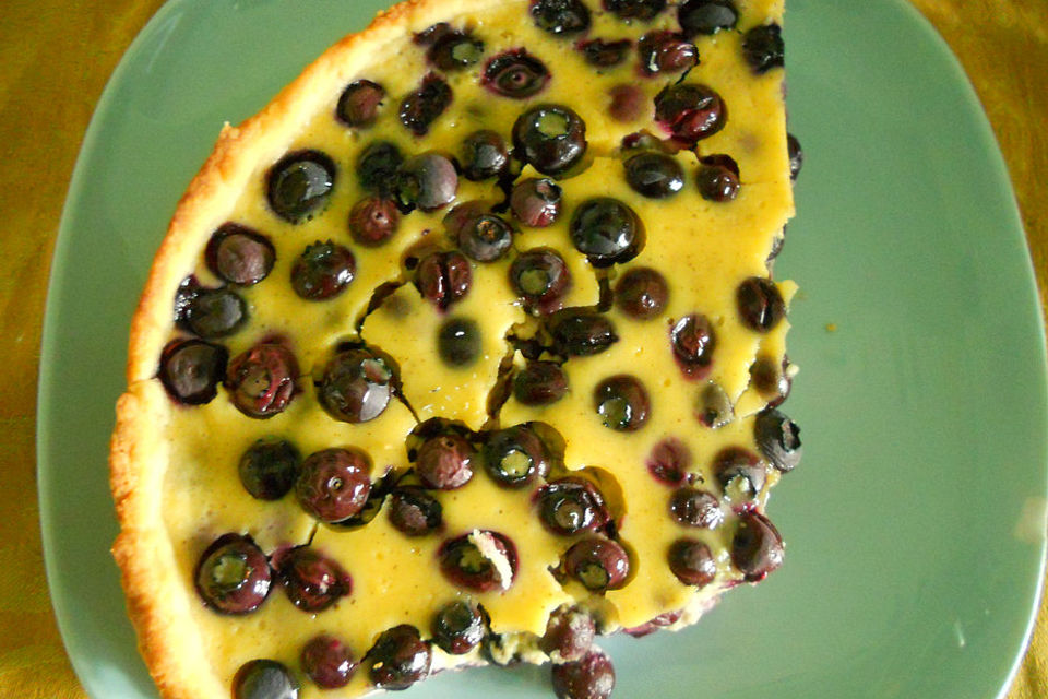 Saftiger Heidelbeerkuchen mit Eierlikörguss