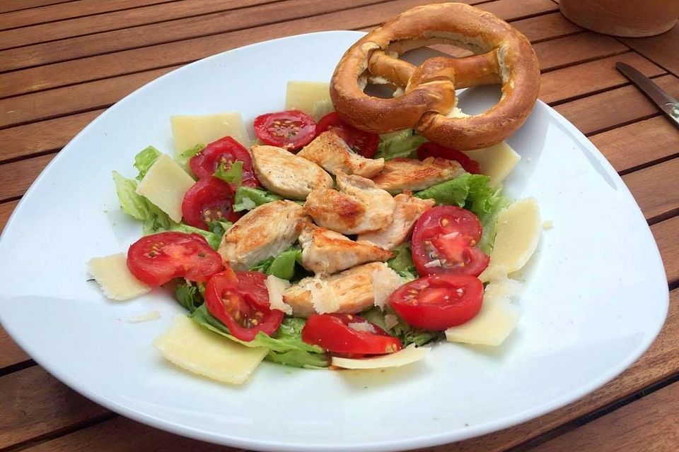 Sommerlicher Salat mit Pestodressing