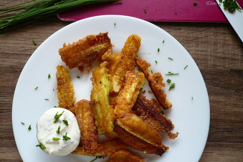 Frittierte Zucchinistäbchen mit Kräuterquark