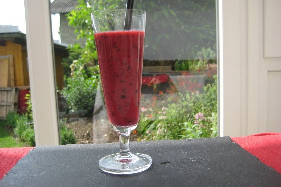 Jostabeeren-Smoothie mit Dinkelmilch