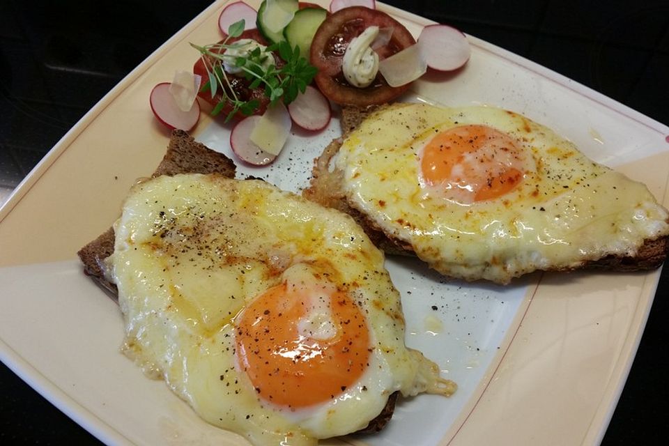 Spiegelei-Toast mit Bergkäse