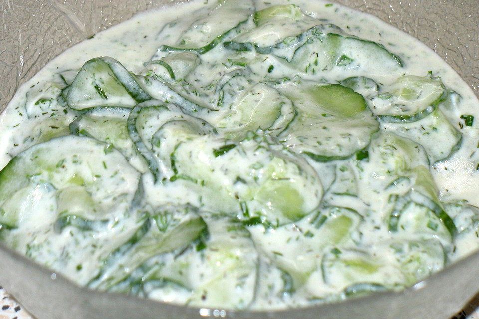 Gurkensalat mit Kräuterdressing