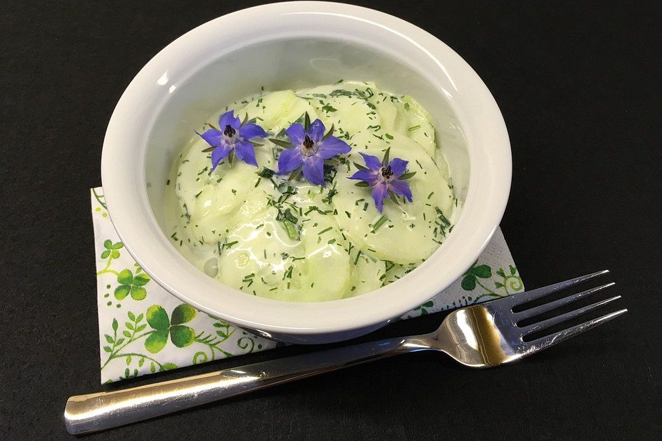 Gurkensalat mit Kräuterdressing