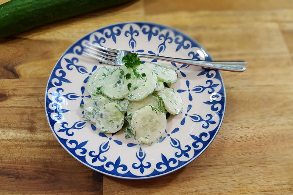 Gurkensalat mit Kräuterdressing