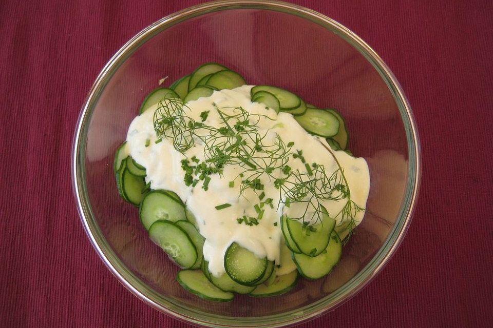 Gurkensalat mit Kräuterdressing