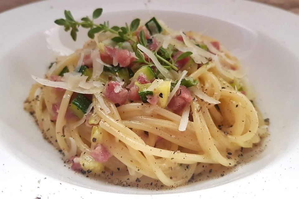 Pasta mit Zucchini-Carbonara