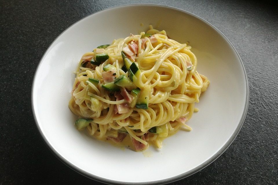 Pasta mit Zucchini-Carbonara