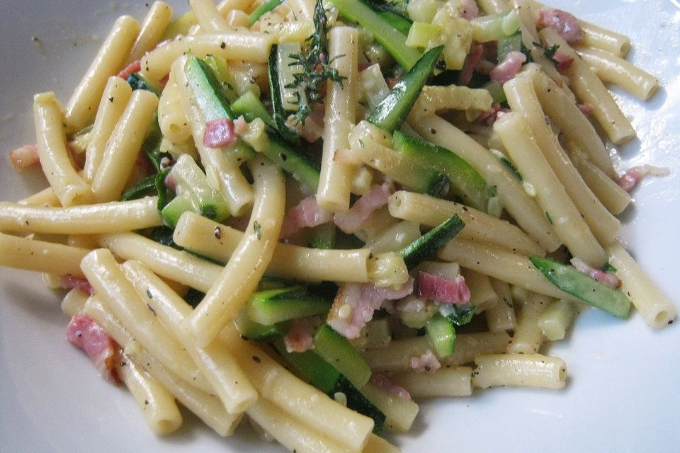 Pasta mit Zucchini-Carbonara