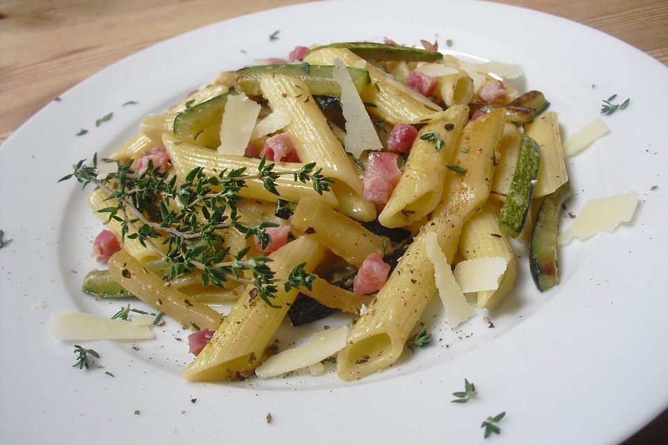 Pasta mit Zucchini-Carbonara