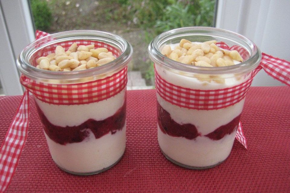 Jostabeeren-Quark-Schichtdessert