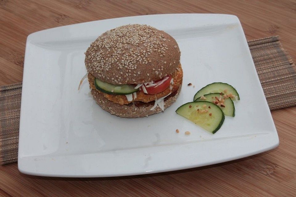 Vegane Burger mit Vollkornbrötchen