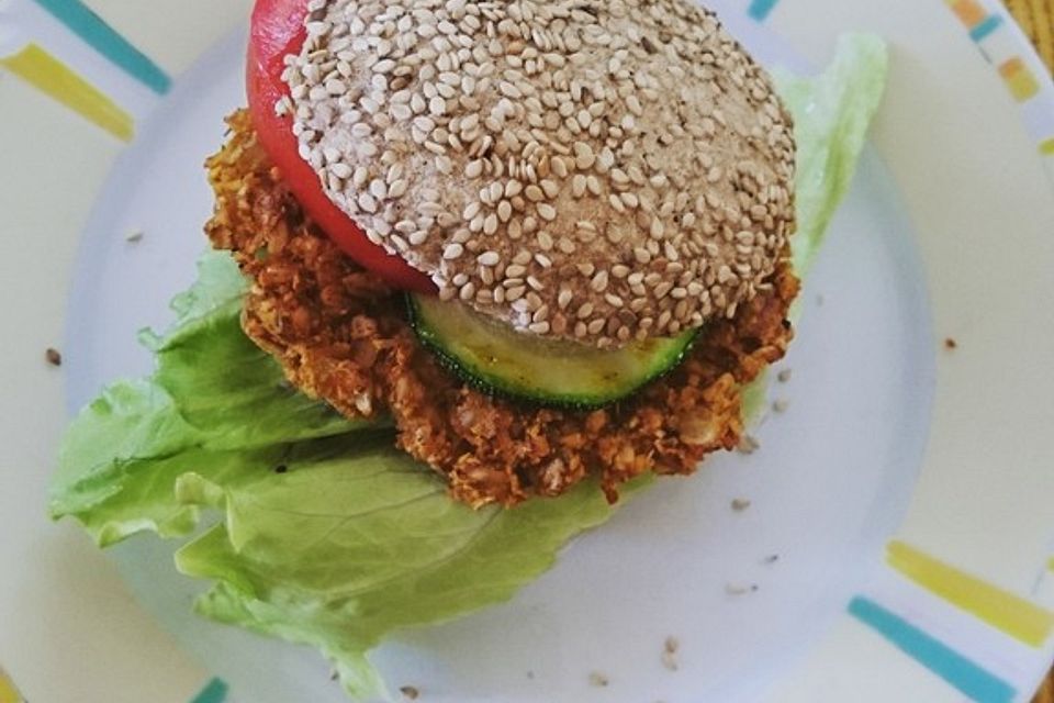 Vegane Burger mit Vollkornbrötchen