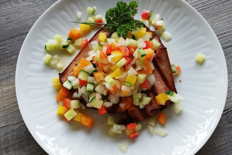 Paprika-Gurken-Leberkäse-Salat