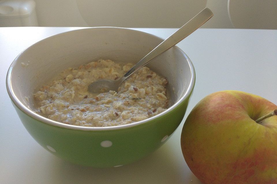 Hafer-Apfel-Frühstücks-Brei