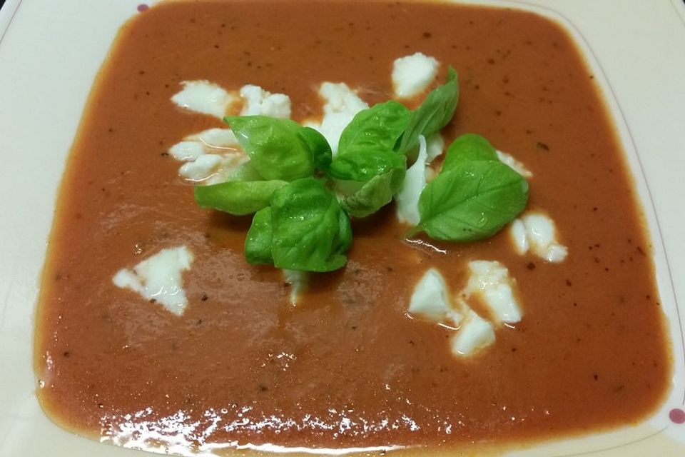 Tomatensuppe mit Mozzarella