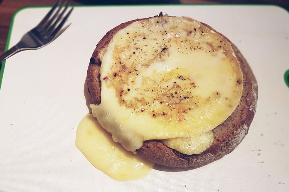 Camembert im Brotlaib