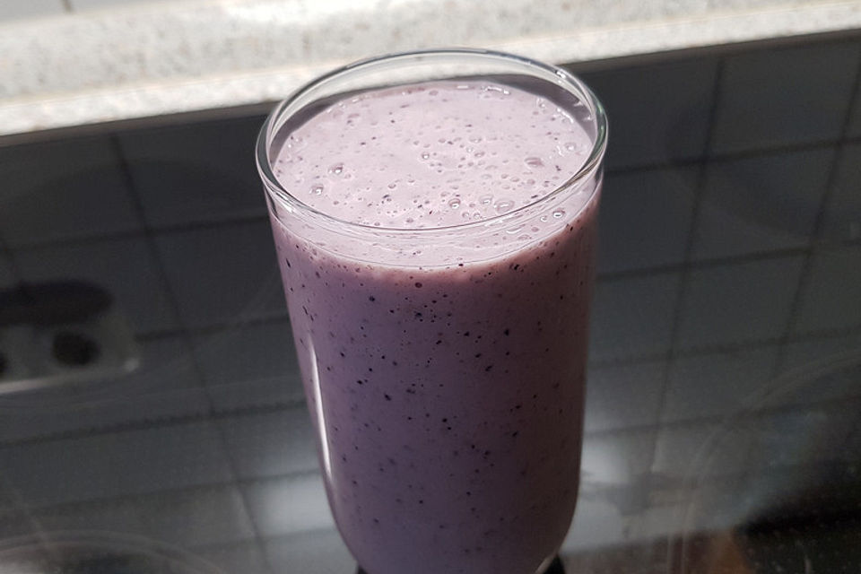 Bananen-Himbeeren-Heidelbeeren-Smoothie