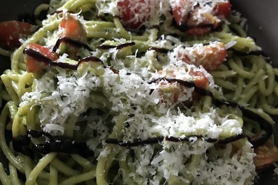 Spaghetti mit Avocado-Pesto