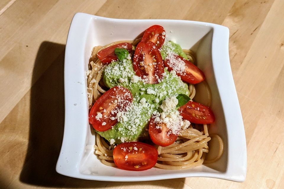 Spaghetti mit Avocado-Pesto