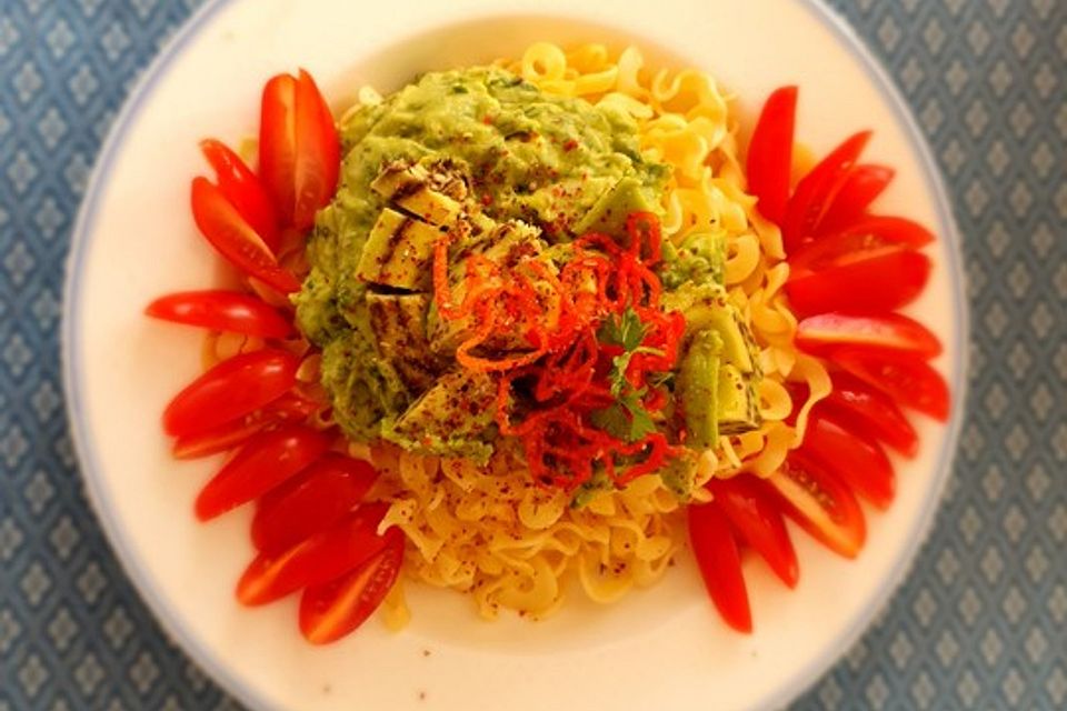 Spaghetti mit Avocado-Pesto