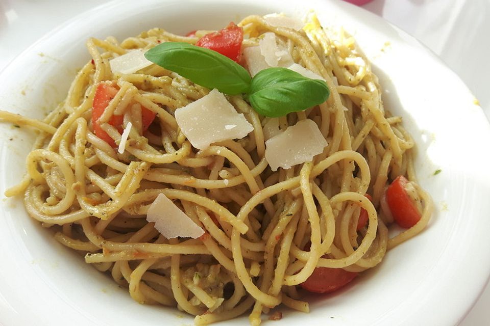 Spaghetti mit Avocado-Pesto