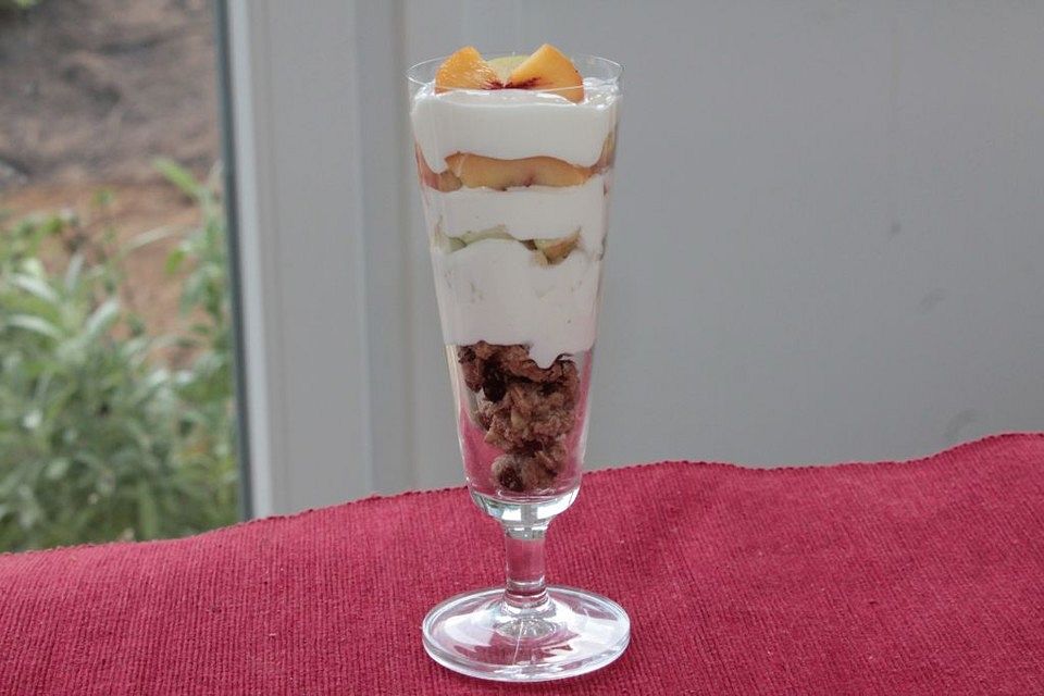 Pfirsich-Apfel-Schichtdessert