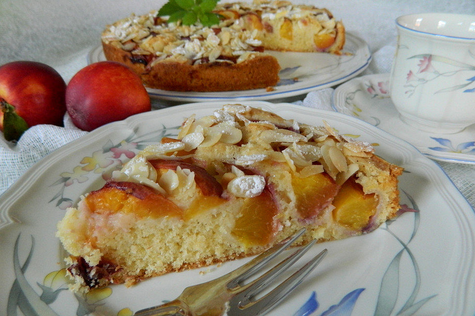 Nektarinenkuchen mit Mandeln