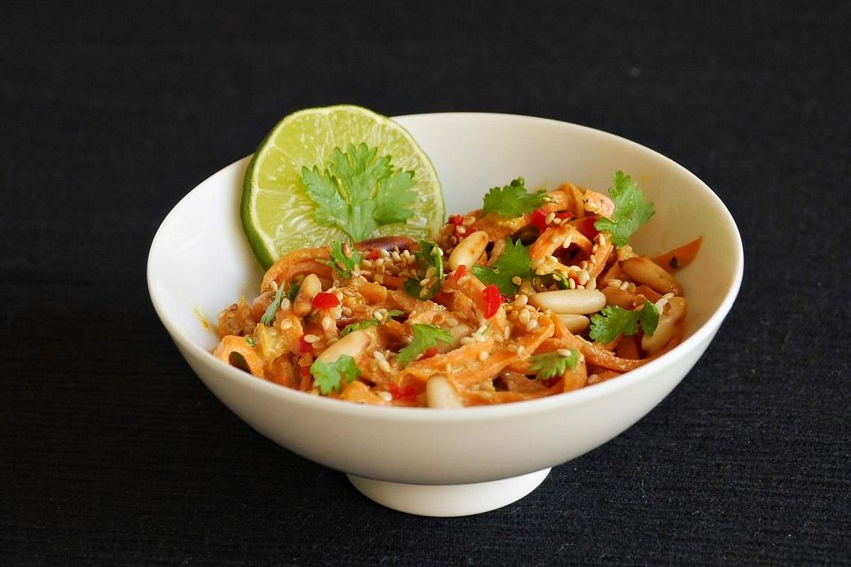 Lauwarmer Möhrensalat mit Tahinipaste